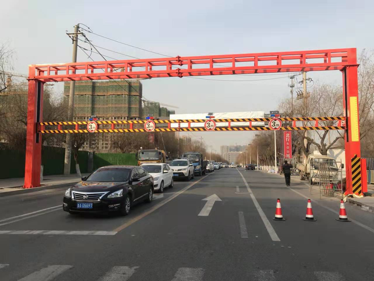 供應(yīng)固定式電動升降限高架 手動限高桿 智能限高桿(圖1) \