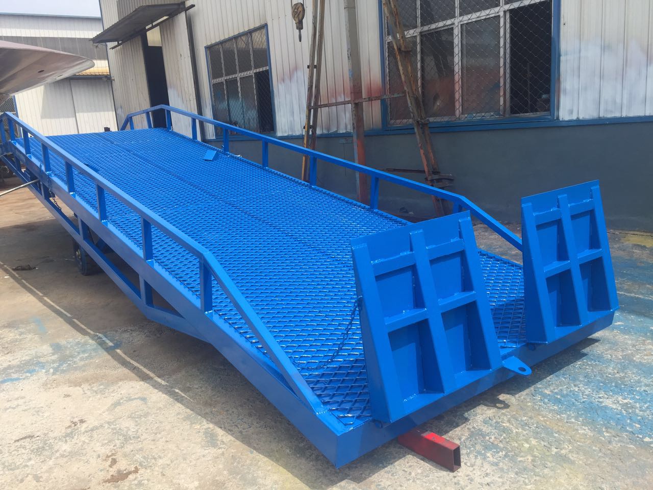 盛金機(jī)械廠家分析移動(dòng)登車橋出現(xiàn)異?,F(xiàn)象的原因(圖3) \